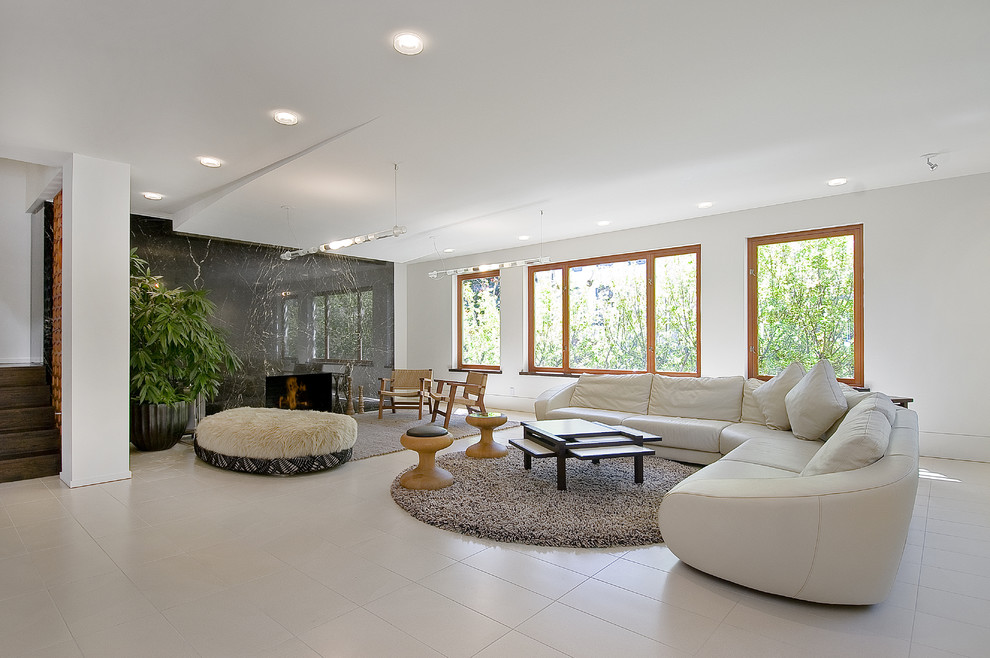 Источник вдохновения для домашнего уюта: гостиная комната в стиле модернизм с белыми стенами
