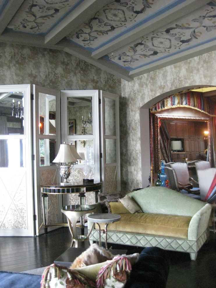 Пример оригинального дизайна: огромная парадная, открытая гостиная комната в стиле фьюжн с разноцветными стенами, полом из бамбука и скрытым телевизором