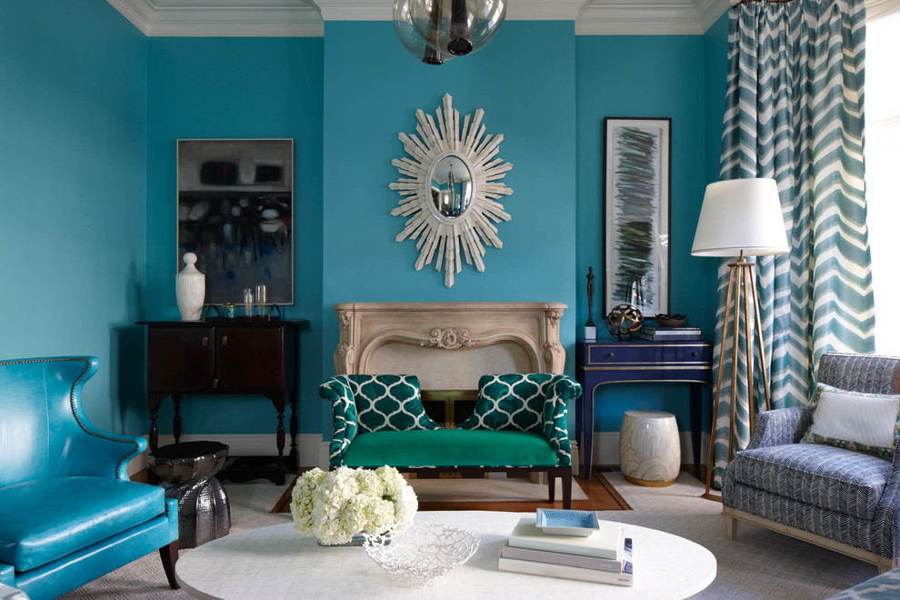 Aménagement d'un salon classique avec un mur bleu et une cheminée standard.