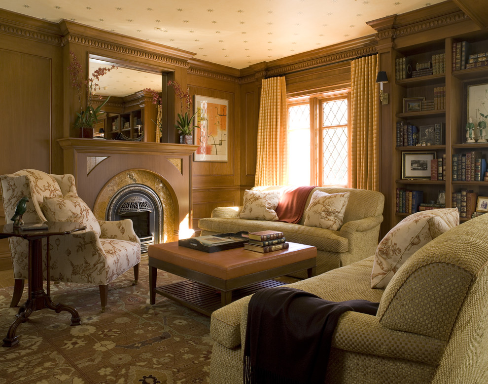 На фото: гостиная комната в классическом стиле с стандартным камином с