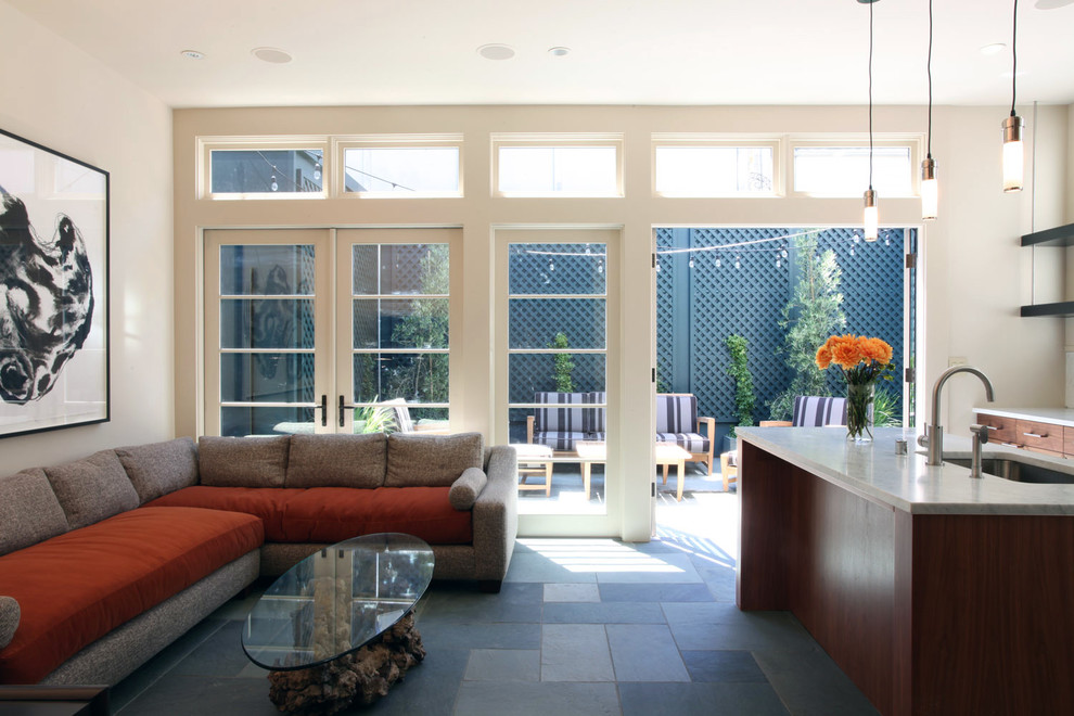 Modernes Wohnzimmer mit Schieferboden, weißer Wandfarbe und grauem Boden in San Francisco