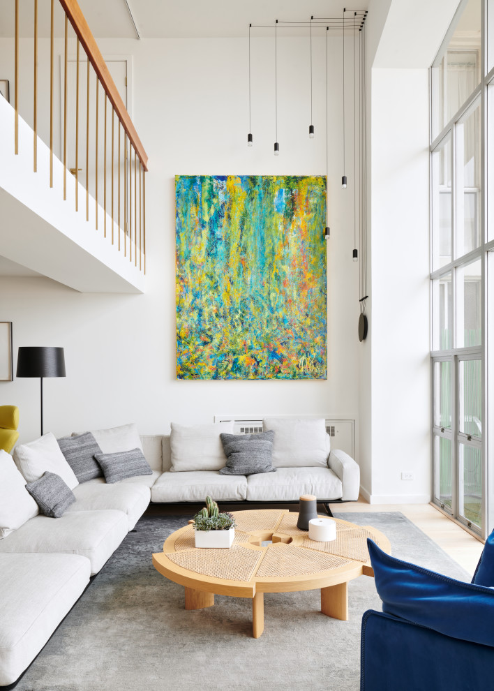 Großes, Offenes Modernes Wohnzimmer mit weißer Wandfarbe, hellem Holzboden und verstecktem TV in San Francisco
