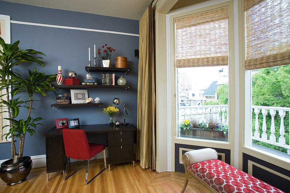 Источник вдохновения для домашнего уюта: маленькая парадная, изолированная гостиная комната в стиле модернизм с синими стенами, светлым паркетным полом, бежевым полом и красивыми шторами без камина, телевизора для на участке и в саду