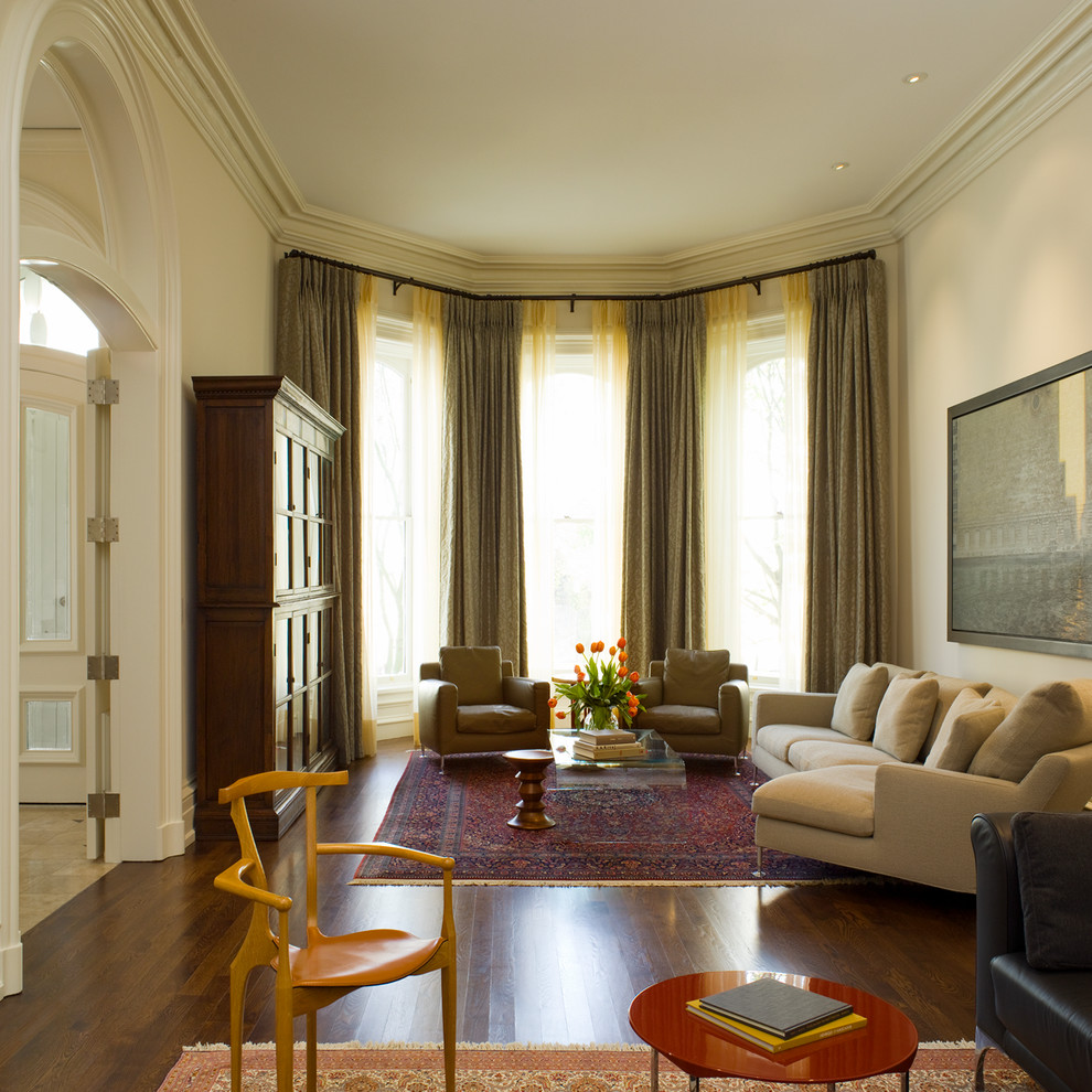 Стильный дизайн: парадная, изолированная гостиная комната в стиле неоклассика (современная классика) с бежевыми стенами и красивыми шторами без телевизора - последний тренд