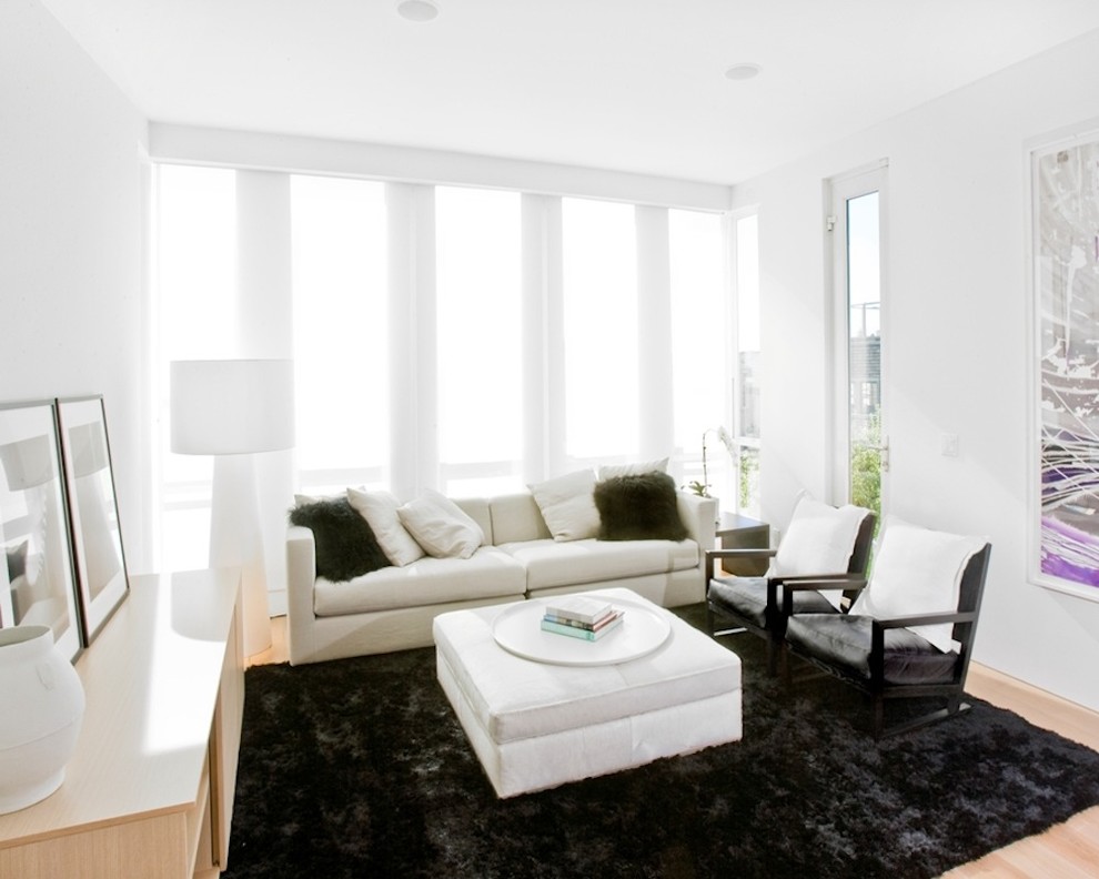 На фото: гостиная комната среднего размера в стиле модернизм с белыми стенами с