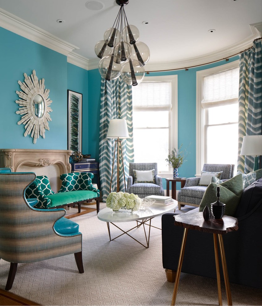 Idee per un soggiorno eclettico di medie dimensioni con pareti blu, parquet scuro, cornice del camino in intonaco e nessuna TV