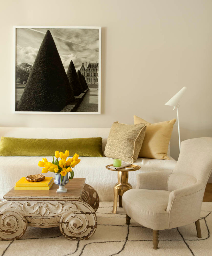 Cette image montre un salon traditionnel avec un mur blanc, un sol en bois brun et éclairage.