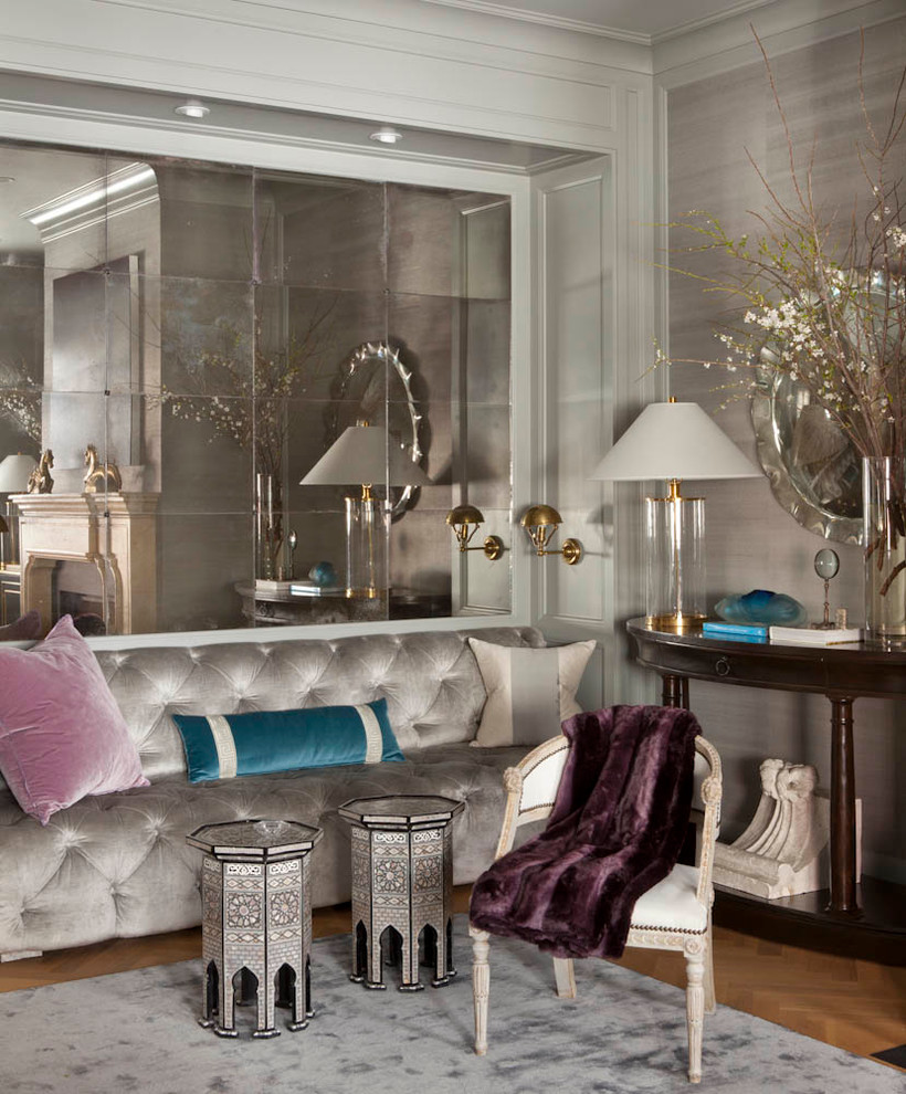 Свежая идея для дизайна: гостиная комната в стиле неоклассика (современная классика) с серыми стенами и паркетным полом среднего тона - отличное фото интерьера