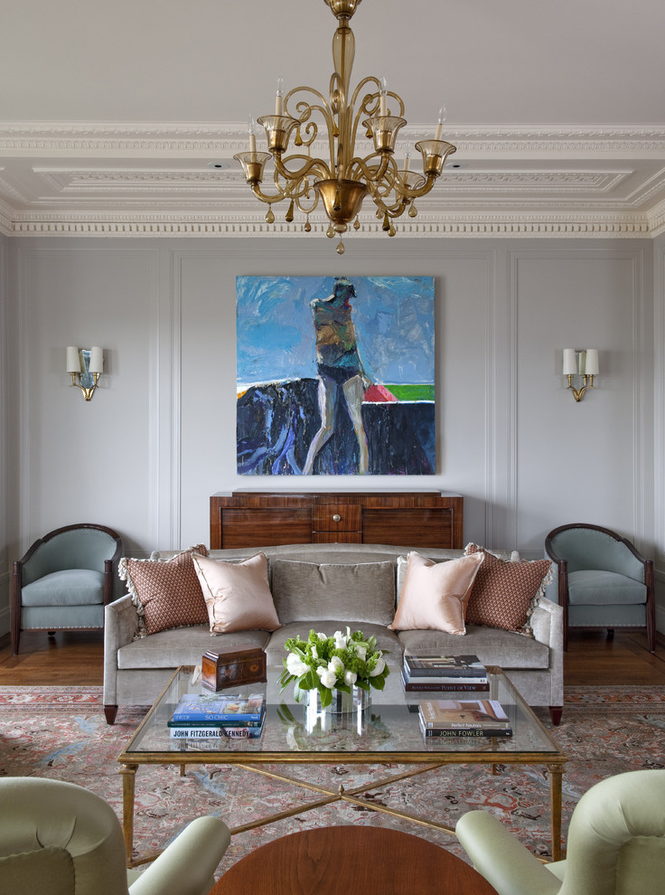 На фото: гостиная комната в классическом стиле с синими стенами, темным паркетным полом и ковром на полу