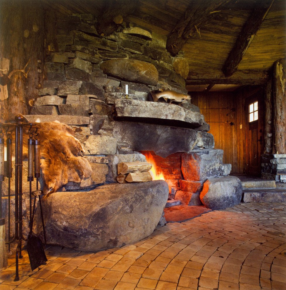 Offenes Rustikales Wohnzimmer mit braunem Holzboden, Kamin und Kaminumrandung aus Stein in Atlanta
