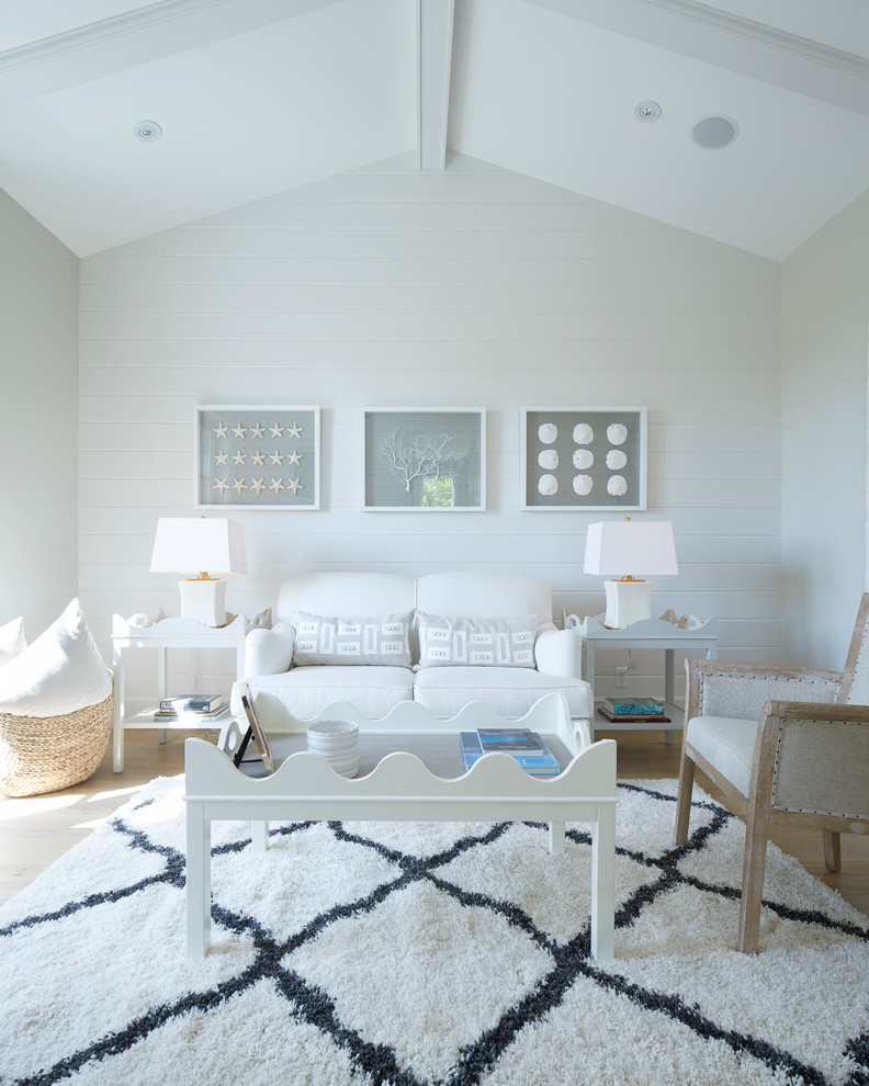 Idee per un soggiorno costiero con pareti bianche, parquet chiaro e sala formale