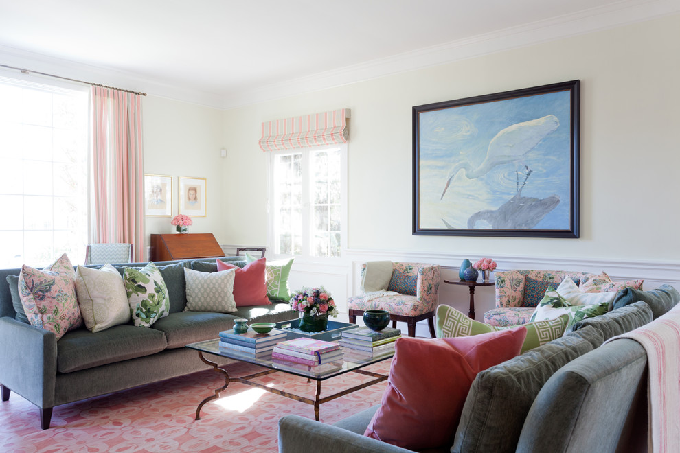 Стильный дизайн: гостиная комната в классическом стиле с белыми стенами - последний тренд