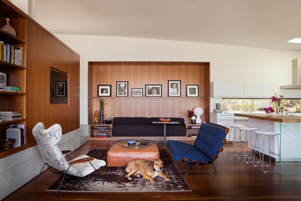 Offenes Modernes Wohnzimmer ohne Kamin mit TV-Wand in Los Angeles