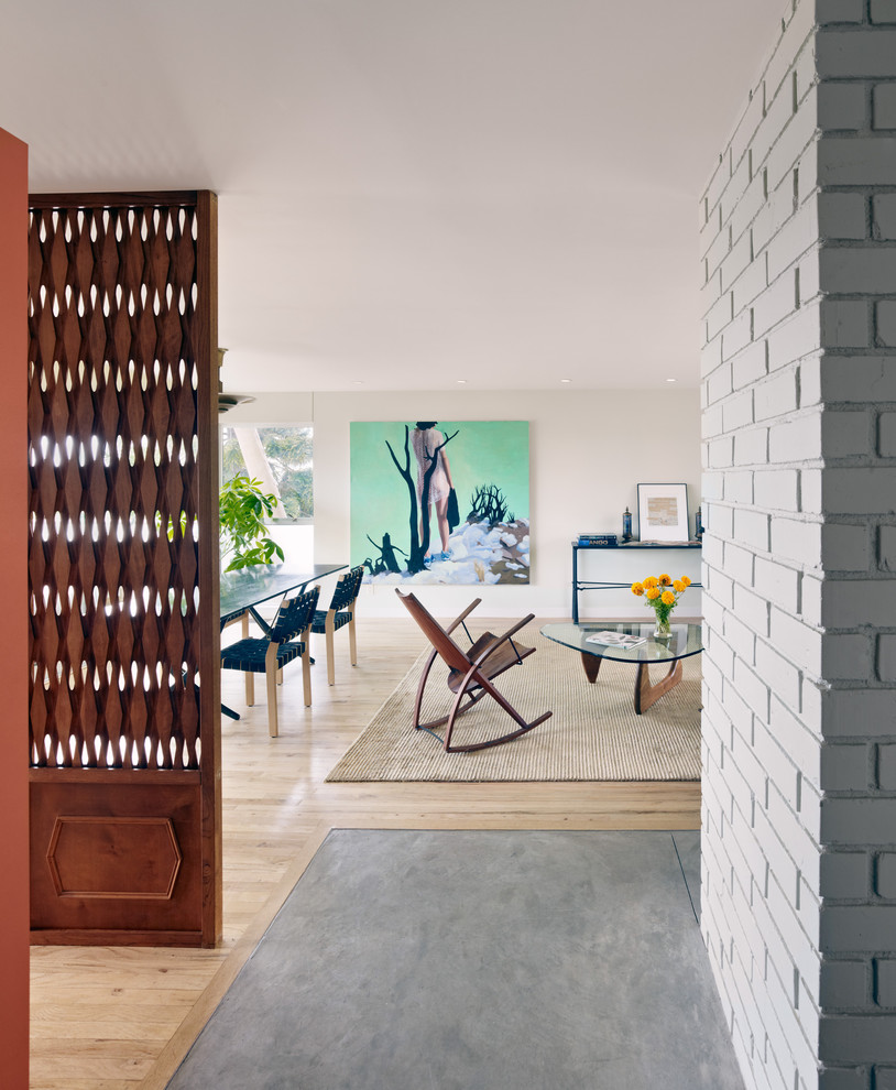 Пример оригинального дизайна: гостиная комната в современном стиле с бетонным полом