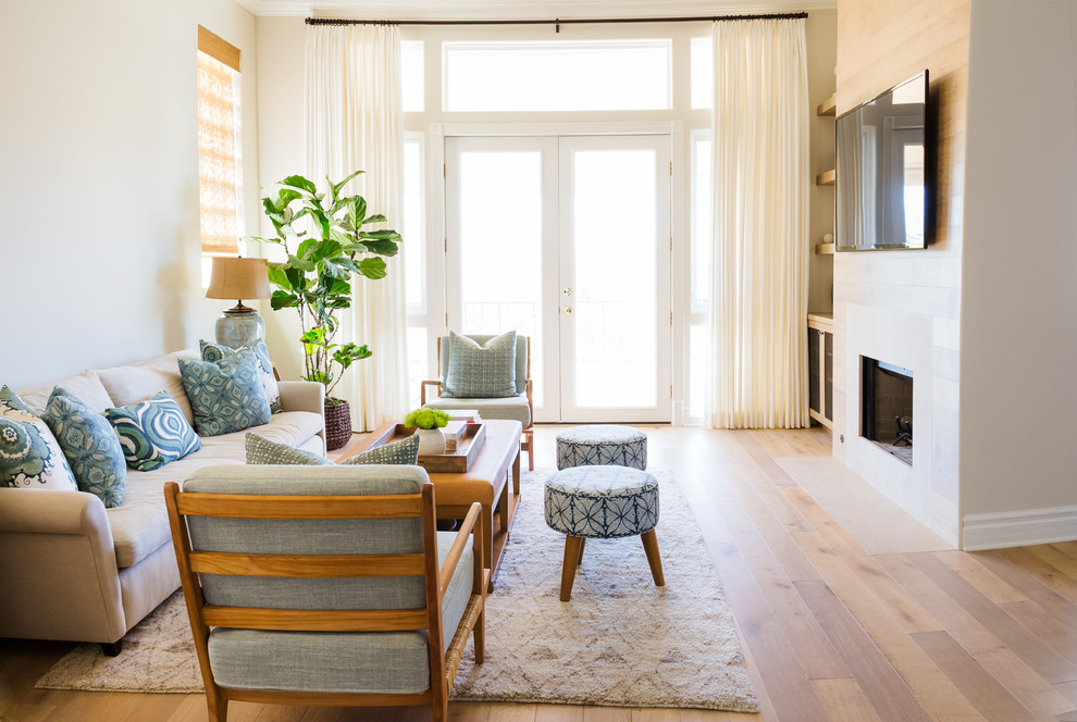 Klassisches Wohnzimmer mit weißer Wandfarbe, braunem Holzboden, Kamin und TV-Wand in Denver