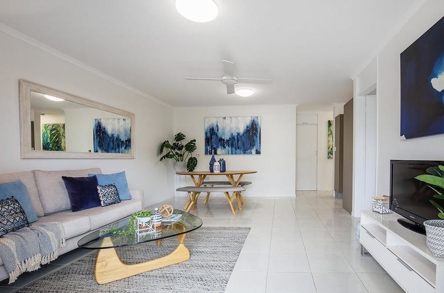 Mittelgroßes, Offenes Maritimes Wohnzimmer mit weißer Wandfarbe, Keramikboden und weißem Boden in Gold Coast - Tweed