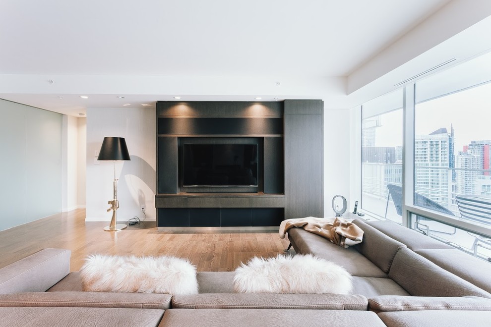 Großes, Repräsentatives, Fernseherloses, Offenes Modernes Wohnzimmer mit weißer Wandfarbe, Sperrholzboden, Kamin, Kaminumrandung aus Stein und braunem Boden in Vancouver