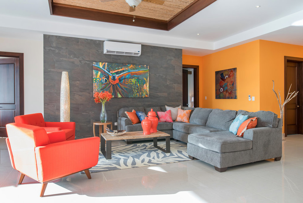 Aménagement d'un salon contemporain avec un mur orange.