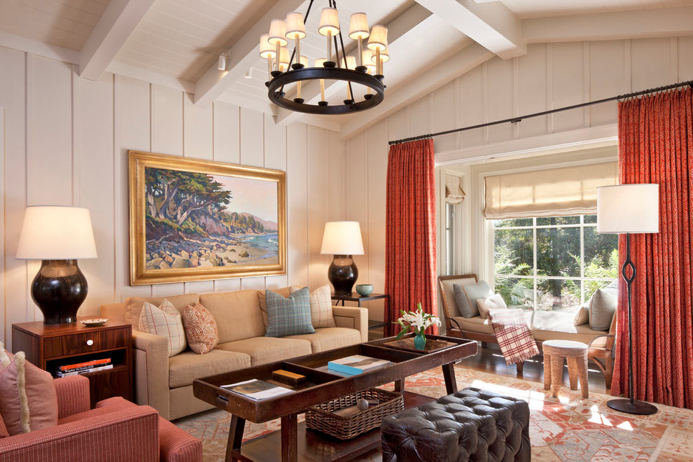 Klassisches Wohnzimmer mit beiger Wandfarbe in Santa Barbara