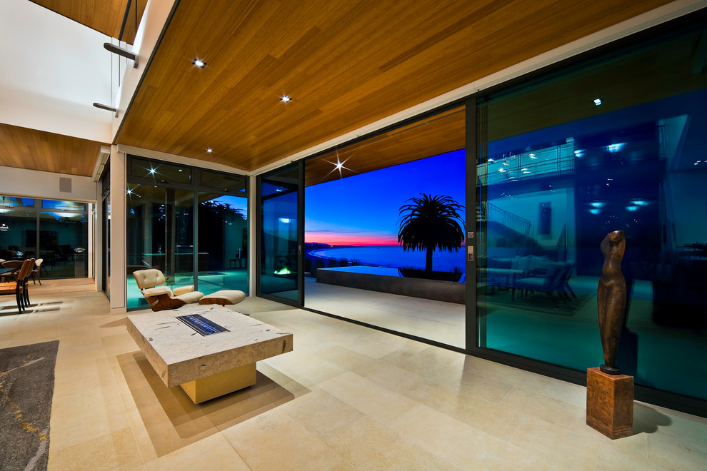 Modernes Wohnzimmer mit weißer Wandfarbe in Santa Barbara