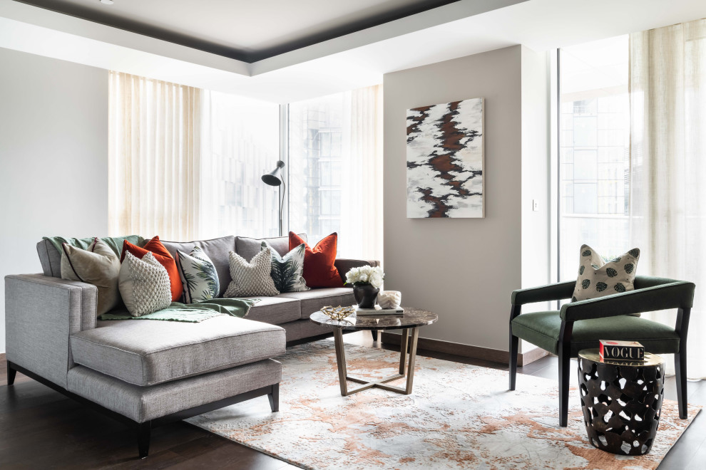 Offenes Modernes Wohnzimmer mit grauer Wandfarbe, dunklem Holzboden, braunem Boden und eingelassener Decke in London