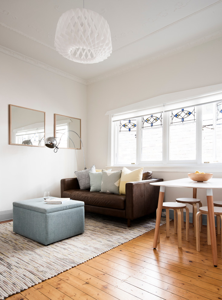 Kleines, Offenes Modernes Wohnzimmer mit hellem Holzboden und Multimediawand in Sydney