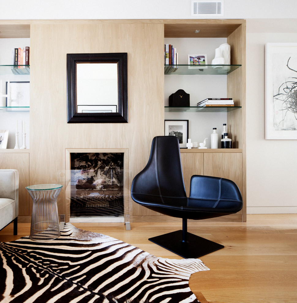 Kleines, Repräsentatives, Fernseherloses, Offenes Modernes Wohnzimmer mit grauer Wandfarbe, hellem Holzboden, Kamin und Kaminumrandung aus Holz in Sydney