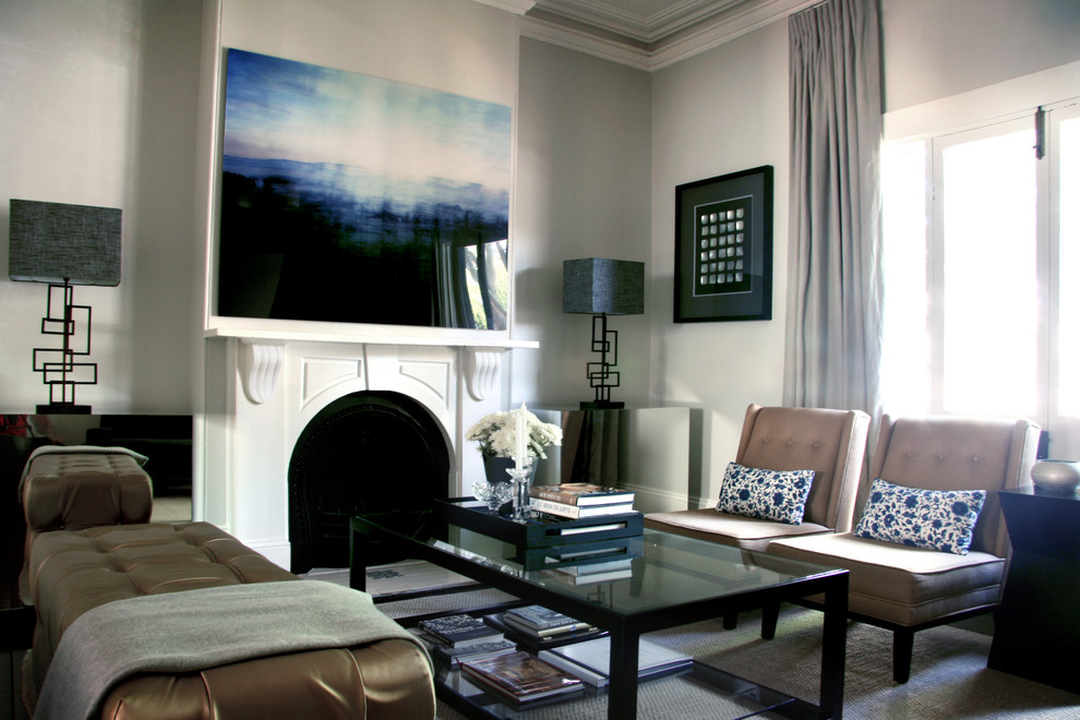 Стильный дизайн: гостиная комната среднего размера в современном стиле с серыми стенами и стандартным камином - последний тренд
