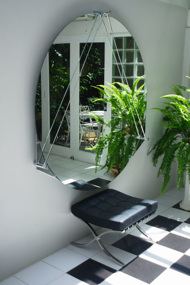 Foto di un soggiorno minimal di medie dimensioni e aperto con pareti bianche, pavimento in gres porcellanato e pavimento bianco