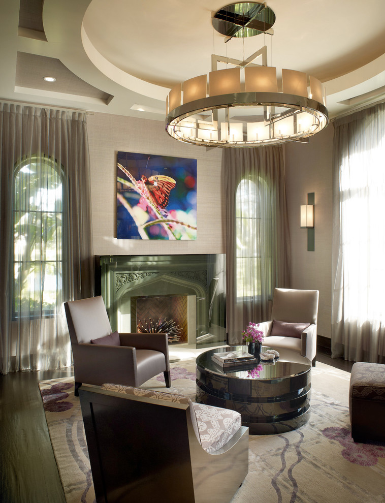 Immagine di un grande soggiorno design chiuso con pareti beige e camino classico