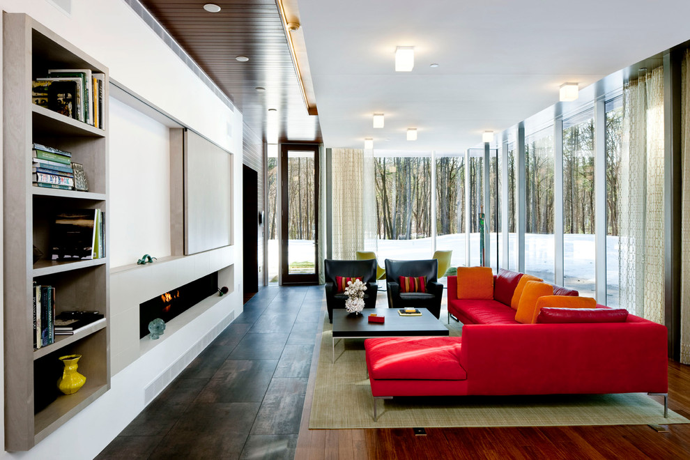 Идея дизайна: гостиная комната в современном стиле с белыми стенами, горизонтальным камином и скрытым телевизором