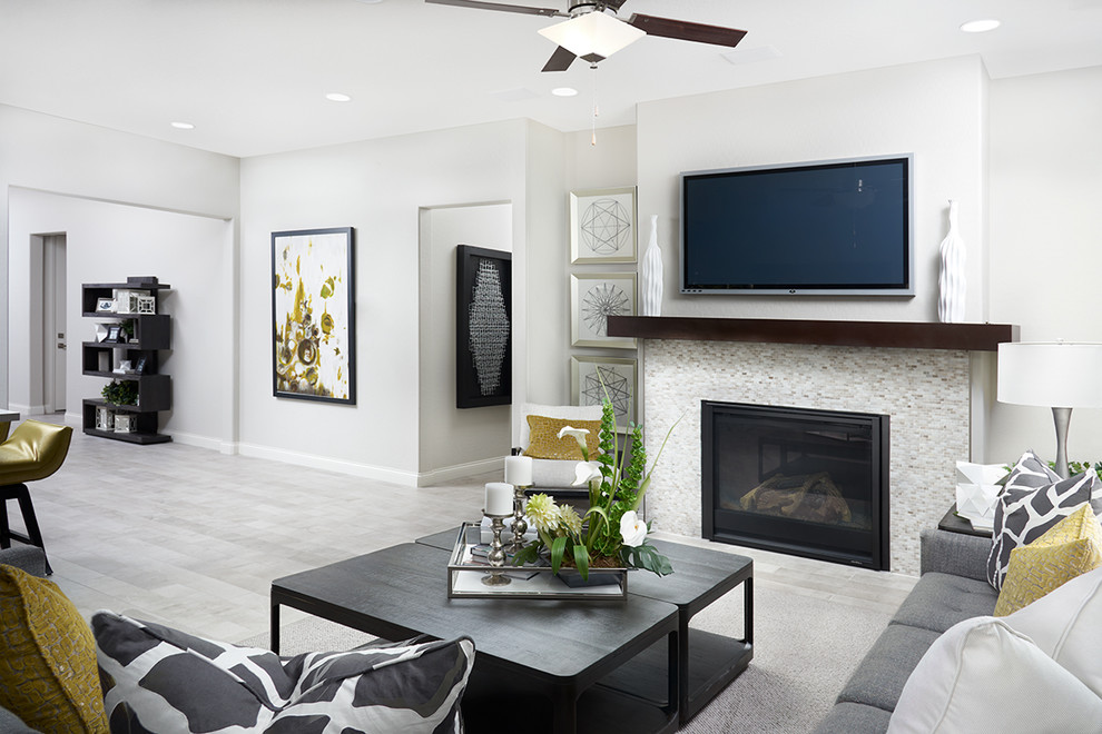 Modernes Wohnzimmer mit gefliester Kaminumrandung und grauem Boden in Denver