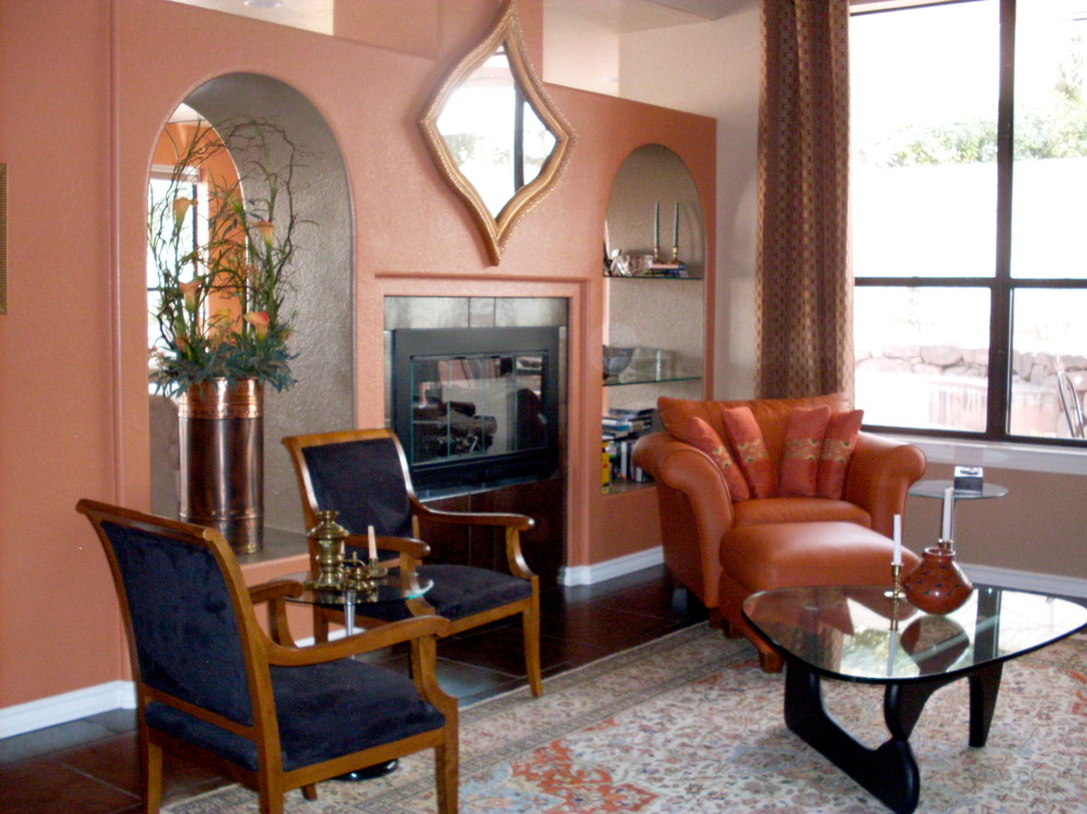Immagine di un soggiorno bohémian di medie dimensioni con pareti rosse, parquet scuro e pavimento marrone