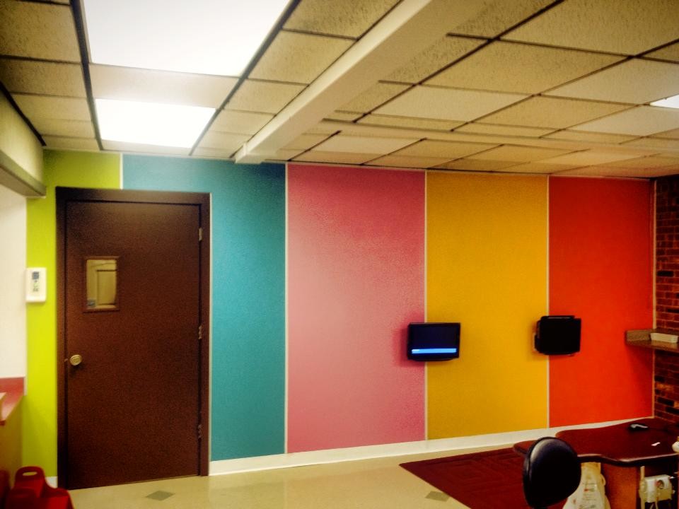 Idée de décoration pour un petit salon design fermé avec un mur multicolore.