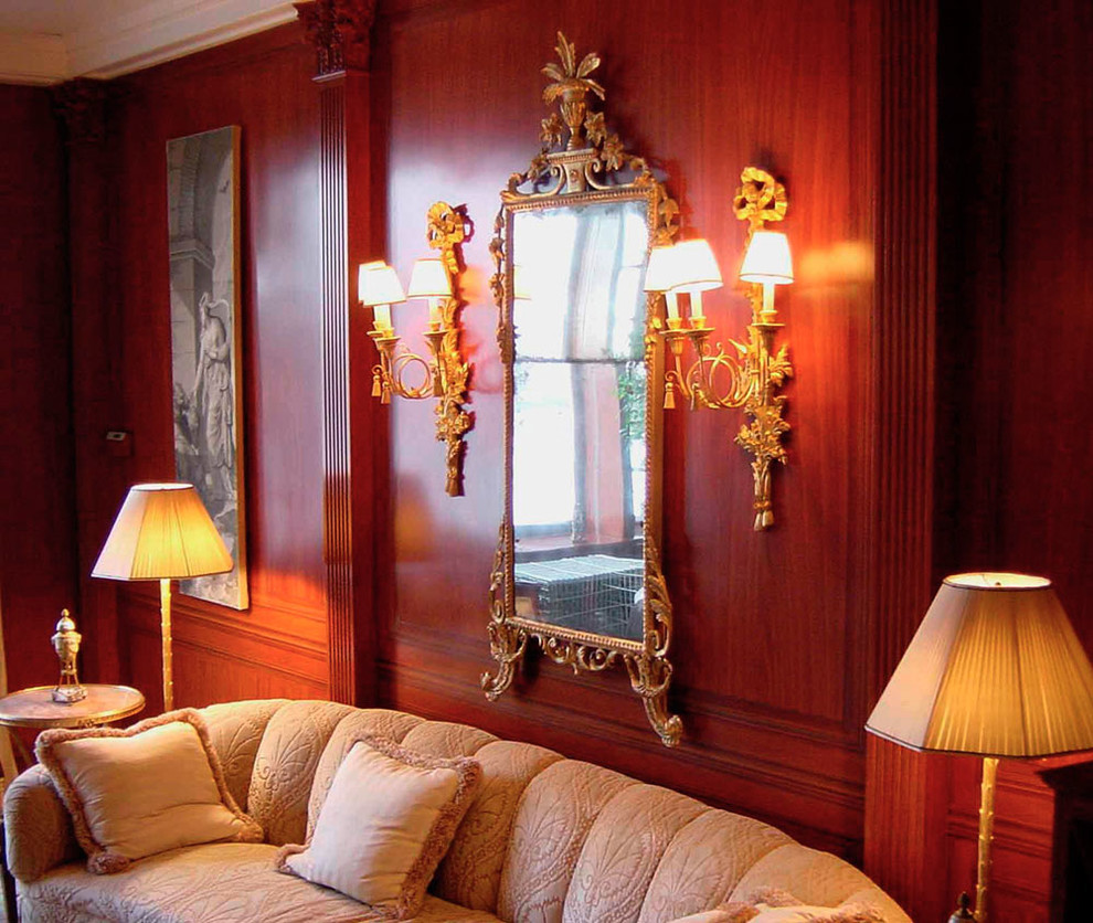На фото: большая гостиная комната в классическом стиле с с книжными шкафами и полками и коричневыми стенами