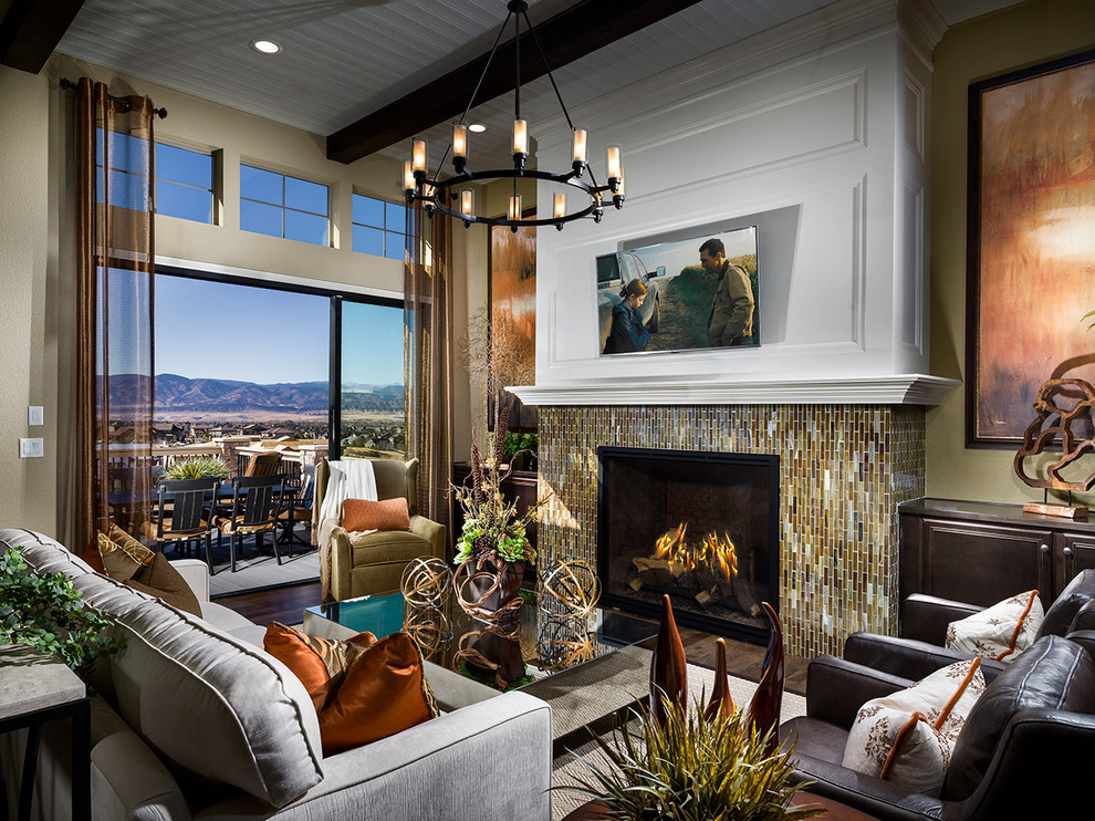 Mittelgroßes, Offenes Klassisches Wohnzimmer mit beiger Wandfarbe, braunem Holzboden, Kamin, gefliester Kaminumrandung und TV-Wand in Denver