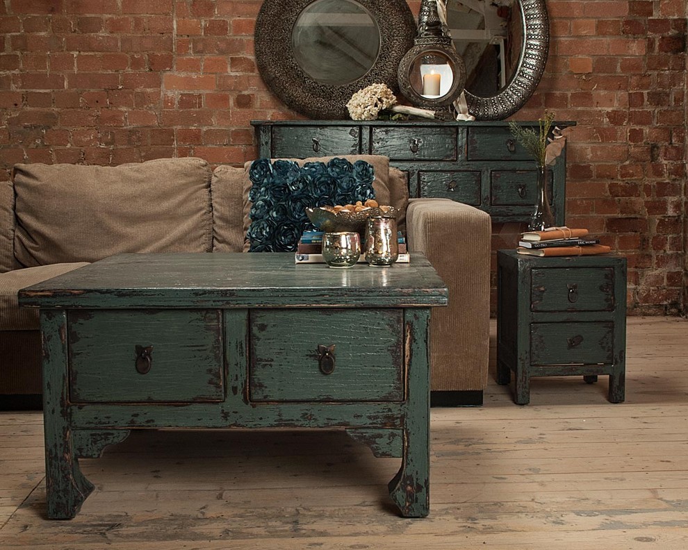 Immagine di un piccolo soggiorno shabby-chic style aperto con pavimento in legno verniciato