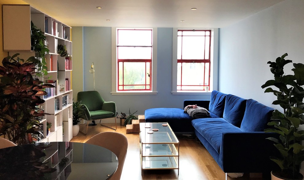 Свежая идея для дизайна: открытая гостиная комната среднего размера в стиле модернизм с с книжными шкафами и полками, разноцветными стенами, светлым паркетным полом и коричневым полом - отличное фото интерьера