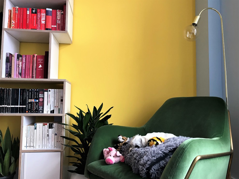 Esempio di un soggiorno moderno di medie dimensioni e aperto con libreria, pareti multicolore, parquet chiaro e pavimento marrone
