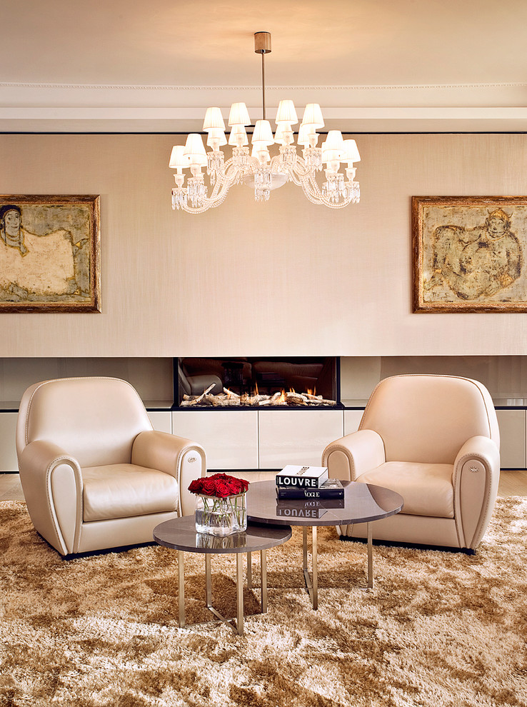 Immagine di un soggiorno design con sala formale, pareti beige, parquet chiaro e camino classico