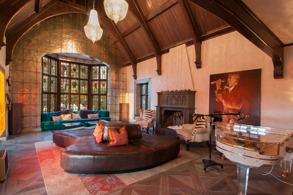 Mediterranes Wohnzimmer mit beiger Wandfarbe und dunklem Holzboden in Orange County
