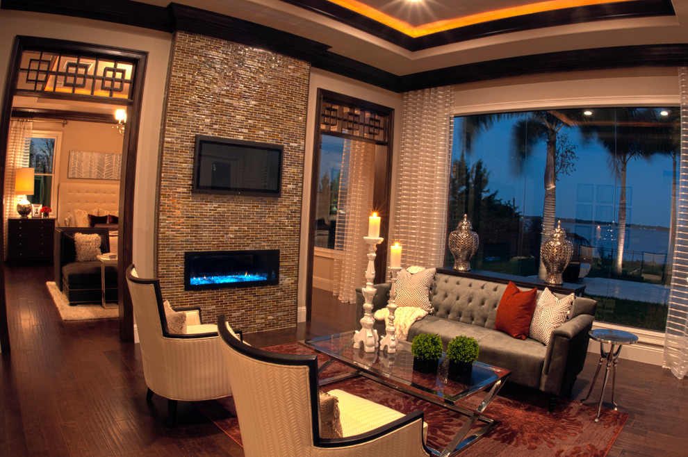 Cette photo montre un salon méditerranéen ouvert avec une salle de réception, un mur beige, un sol en bois brun, cheminée suspendue, un manteau de cheminée en carrelage et un téléviseur fixé au mur.