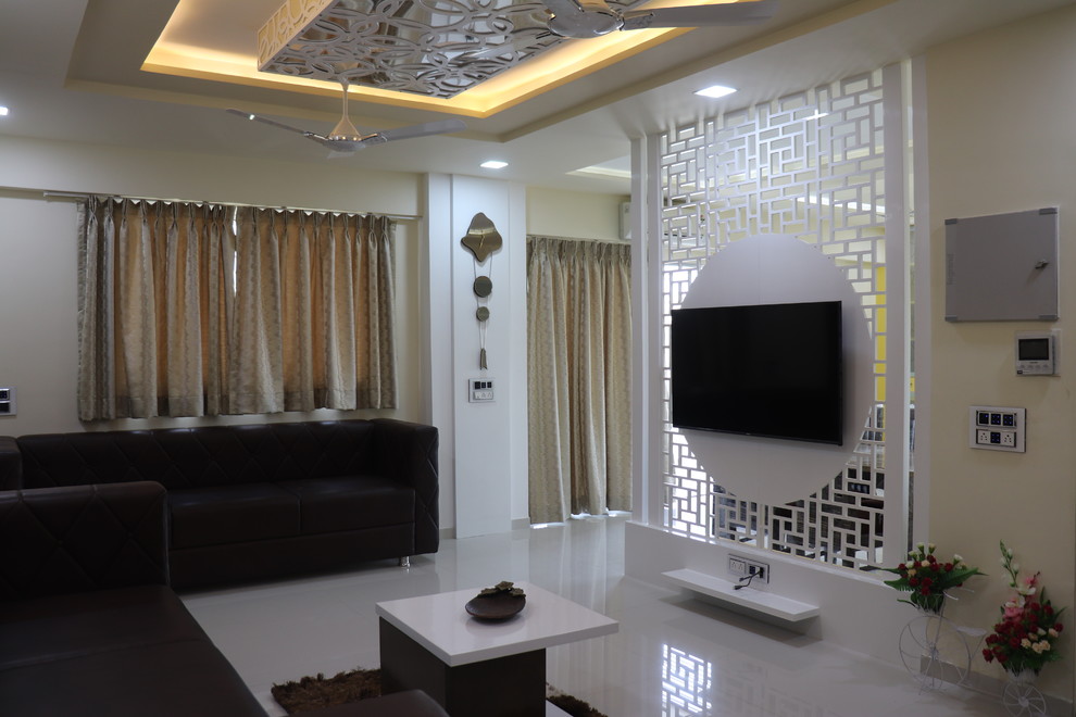 Modernes Wohnzimmer in Ahmedabad