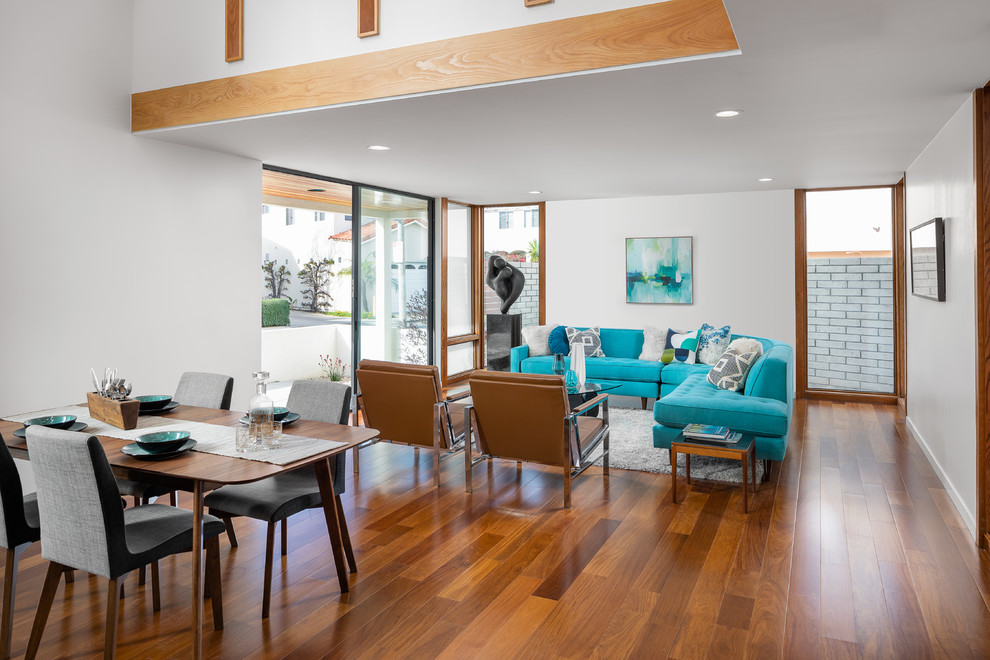 Foto di un grande soggiorno minimalista aperto con pareti bianche e pavimento marrone