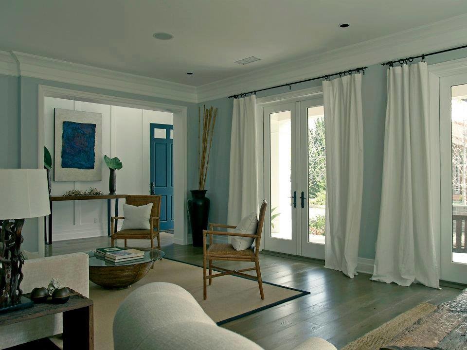 Esempio di un grande soggiorno costiero aperto con sala formale, pareti blu e parquet scuro