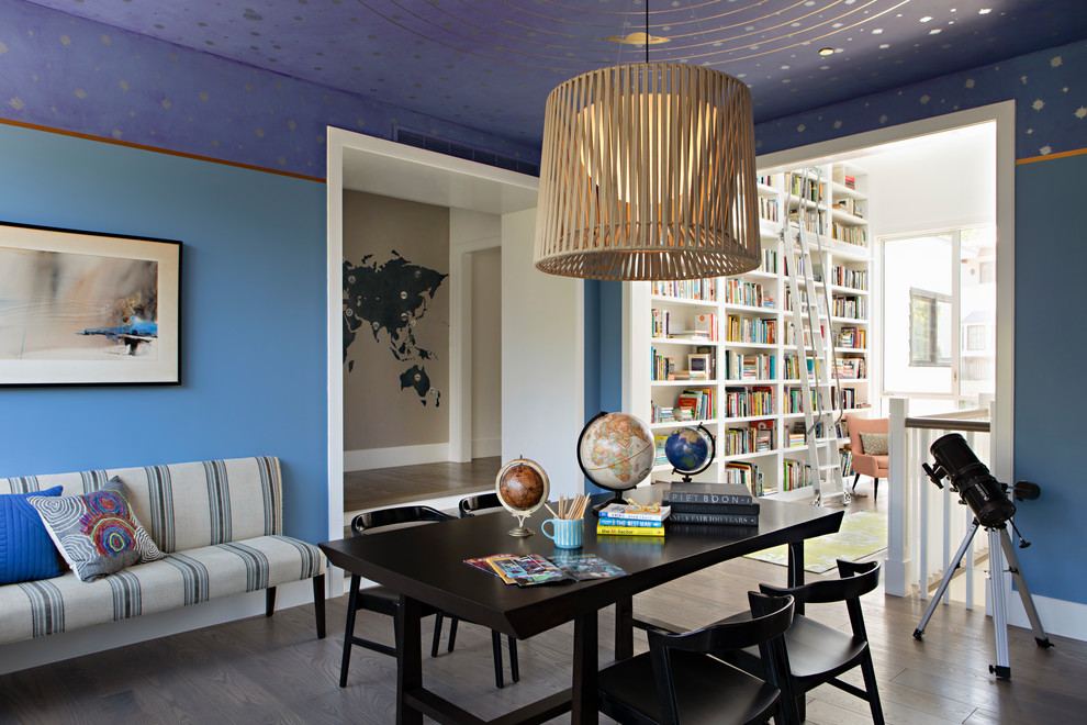 Источник вдохновения для домашнего уюта: изолированная гостиная комната среднего размера в современном стиле с синими стенами, темным паркетным полом и коричневым полом