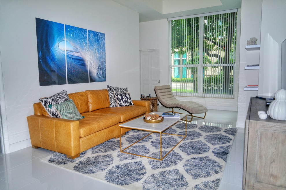 マイアミにある高級な中くらいなビーチスタイルのおしゃれなLDK (白い壁、セラミックタイルの床、暖炉なし、テレビなし、白い床) の写真