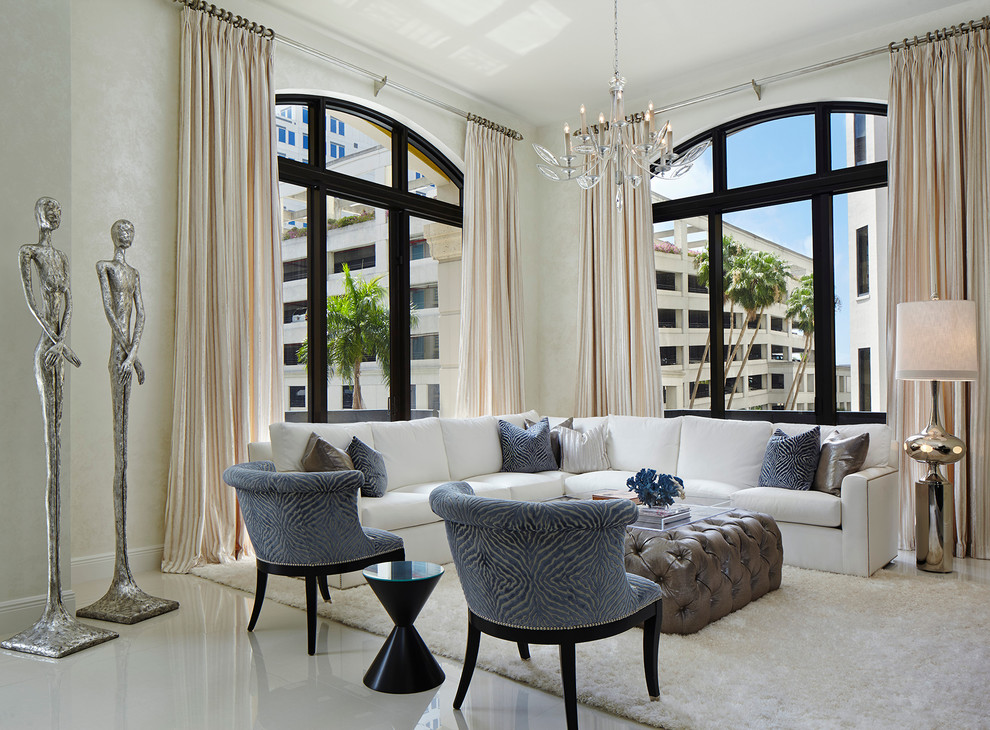 Immagine di un soggiorno design stile loft con pareti bianche e pavimento in marmo