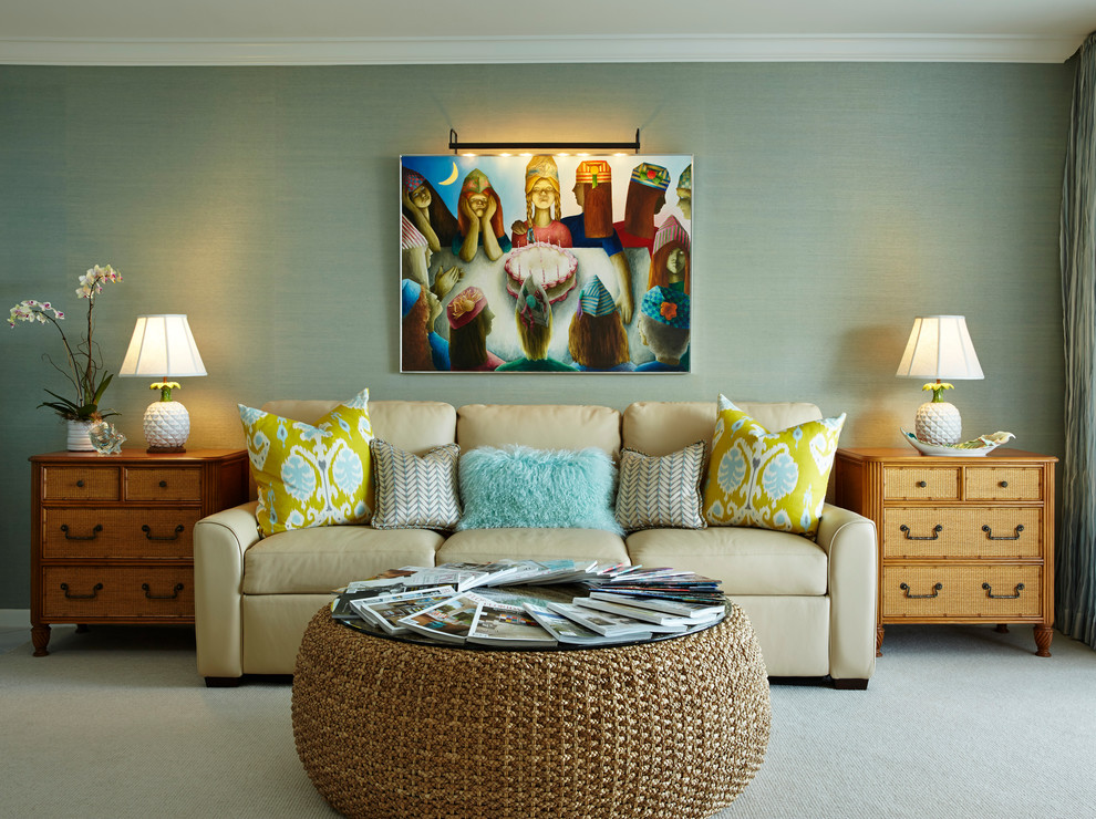 Immagine di un grande soggiorno classico chiuso con pareti blu, moquette, TV a parete e nessun camino