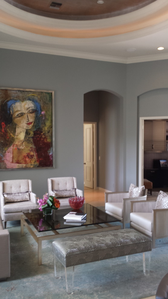 Идея дизайна: большая открытая гостиная комната в современном стиле с серыми стенами и телевизором на стене без камина